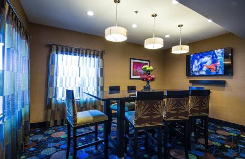 Edmond Hotel | Holiday Inn Express Hotel & Suites Edmond by IHG