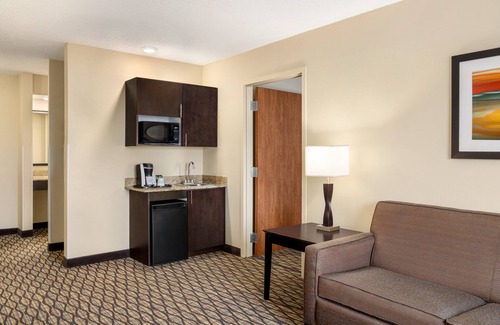 Edmond Hotel | Holiday Inn Express Hotel & Suites Edmond by IHG