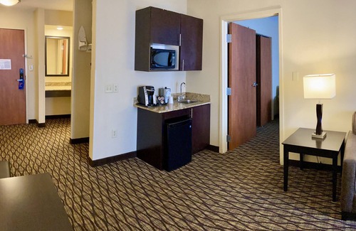 Edmond Hotel | Holiday Inn Express Hotel & Suites Edmond by IHG