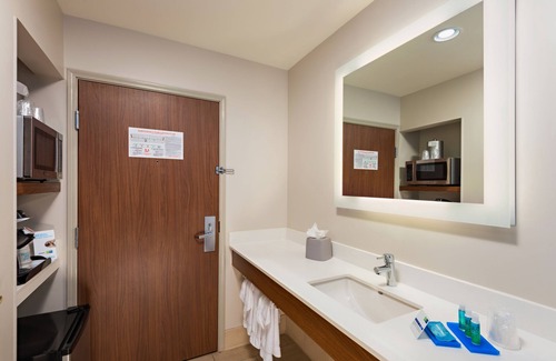 Peoria Hotel | Holiday Inn Express Hotel & Suites PEORIA NORTH - GLENDALE by IHG