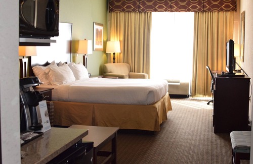 Pratt Hotel | Holiday Inn Express Hotel & Suites Pratt by IHG