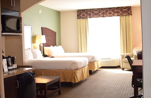 Pratt Hotel | Holiday Inn Express Hotel & Suites Pratt by IHG