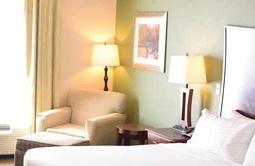 Pratt Hotel | Holiday Inn Express Hotel & Suites Pratt by IHG