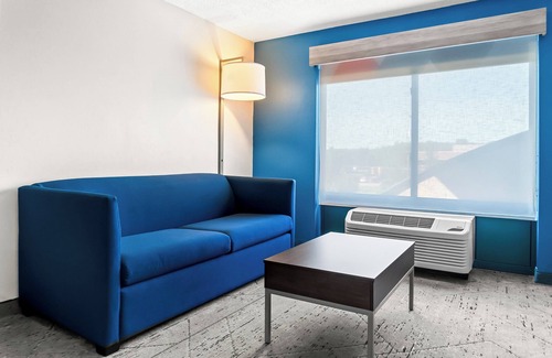 Novi Hotel | Holiday Inn Express Hotel & Suites Detroit-Novi by IHG