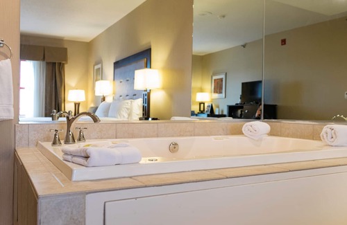 Olathe Hotel | Holiday Inn Express Hotel & Suites Olathe North by IHG
