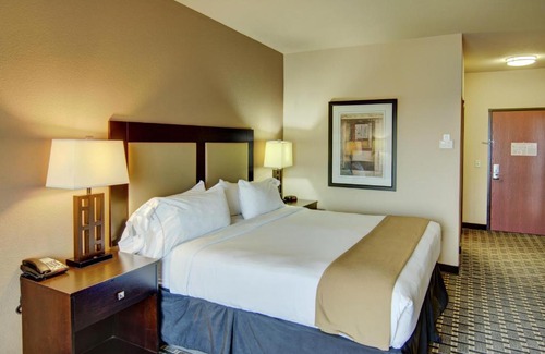 Paris Hotel | Holiday Inn Express Hotel & Suites Paris by IHG