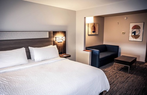 Douglas Hotel | Holiday Inn Express Hotel & Suites Douglas by IHG