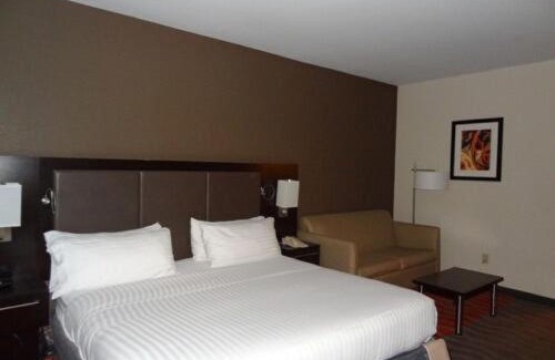 Groveport Hotel | Holiday Inn Express Hotel & Suites Columbus Southeast Groveport by IHG