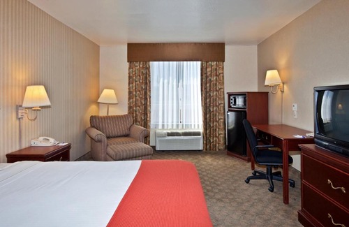 Whitney Ranch Hotel | Holiday Inn Express Hotel and Suites - Henderson by IHG