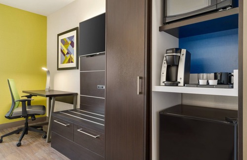 Queens Hotel | Holiday Inn Express Jamaica - JFK AirTrain - NYC by IHG