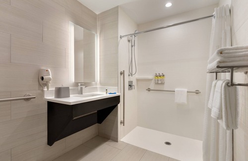 Queens Hotel | Holiday Inn Express Jamaica - JFK AirTrain - NYC by IHG
