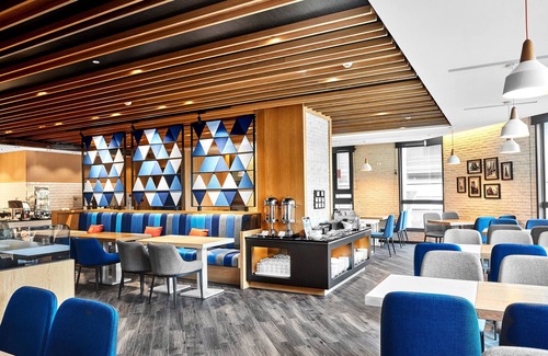 Yancheng District Hotel | Holiday Inn Express Kaohsiung Love River, an IHG Hotel