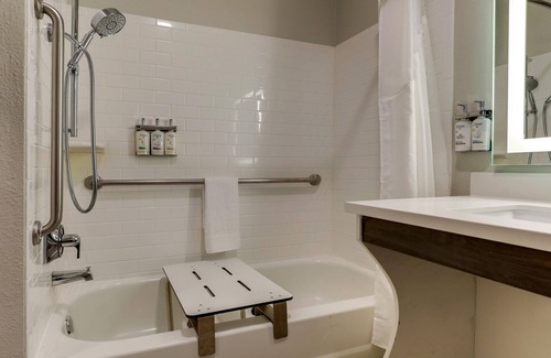 Kenner - Louis Armstrong International Airport Hotel | Holiday Inn Express Kenner - New Orleans Airport by IHG