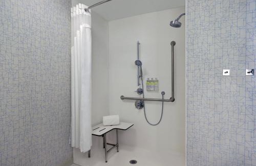 Kingston Hotel | Holiday Inn Express - Kingston West by IHG
