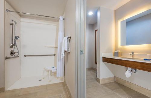 Peoria Hotel | Holiday Inn Express Peoria North - Glendale by IHG