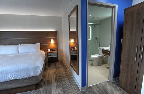 Northeast Mississauga Hotel | Holiday Inn Express & Suites Toronto Airport West by IHG