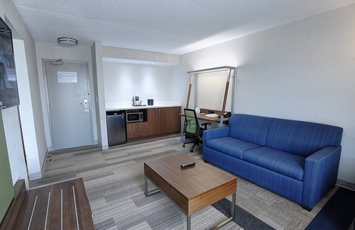 Northeast Mississauga Hotel | Holiday Inn Express & Suites Toronto Airport West by IHG