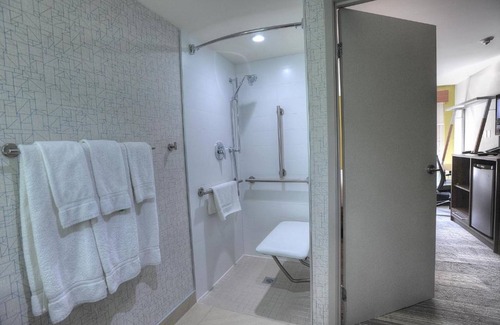 Northeast Mississauga Hotel | Holiday Inn Express & Suites Toronto Airport West by IHG