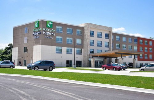 Bensenville Hotel | Holiday Inn Express & Suites Bensenville - O'Hare by IHG
