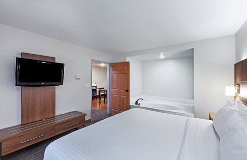 Broken Arrow Hotel | Holiday Inn Express & Suites Tulsa S Broken Arrow Hwy 51 by IHG