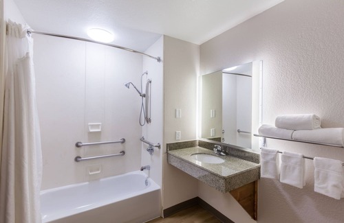 Broken Arrow Hotel | Holiday Inn Express & Suites Tulsa S Broken Arrow Hwy 51 by IHG