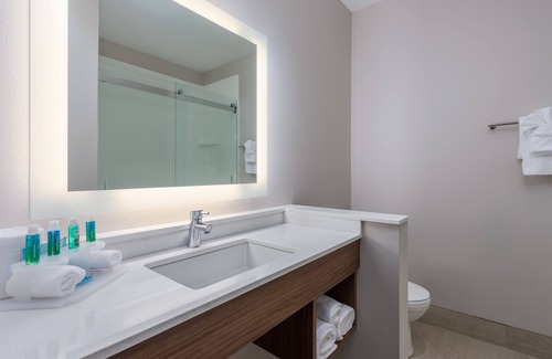 Edwardsville Hotel | Holiday Inn Express & Suites Edwardsville by IHG