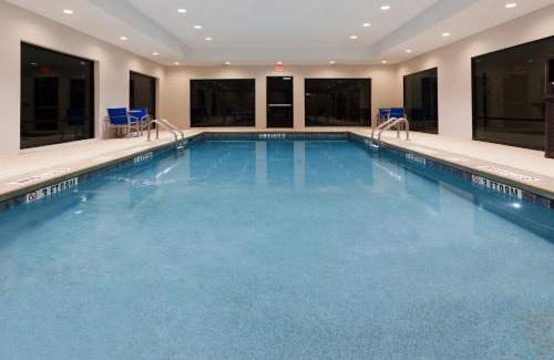 Fayetteville Hotel | Holiday Inn Express & Suites - Fayetteville by IHG