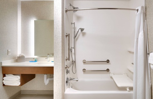 Gainesville Hotel | Holiday Inn Express & Suites Gainesville I-75 by IHG