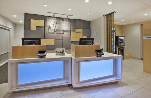 Grand Rapids Hotel | Holiday Inn Express & Suites Grand Rapids Airport North by IHG