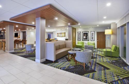 Grand Rapids Hotel | Holiday Inn Express & Suites Grand Rapids Airport North by IHG