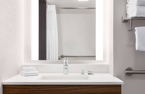 Crownhill Park Hotel | Holiday Inn Express San Antonio-Airport by IHG
