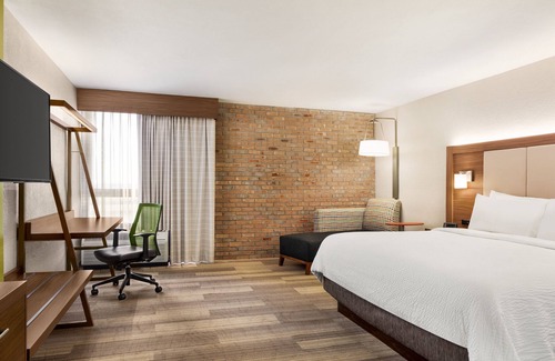 Crownhill Park Hotel | Holiday Inn Express San Antonio-Airport by IHG