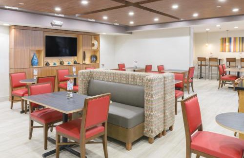 Southington Hotel | Holiday Inn Express Southington by IHG