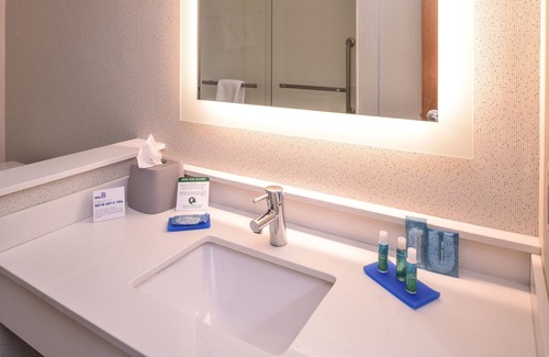 Southfield Hotel | Holiday Inn Express Southfield-Detroit, an IHG Hotel