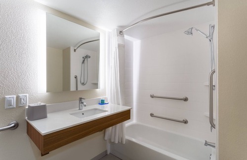 Cedar Falls Hotel | Holiday Inn Express & Suites Cedar Falls - Waterloo by IHG