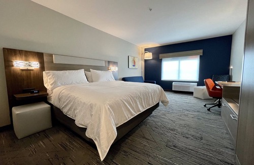 Fort Smith Hotel | Holiday Inn Express & Suites Ft. Smith Airport by IHG