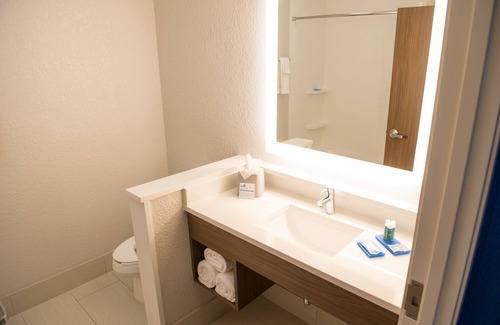 Fort Wayne Hotel | Holiday Inn Express & Suites Fort Wayne North by IHG