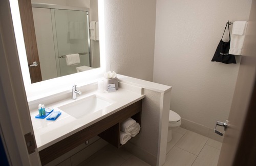 Fort Wayne Hotel | Holiday Inn Express & Suites Fort Wayne North by IHG