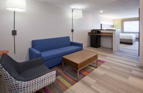 Golden Valley Hotel | Holiday Inn Express & Suites Minneapolis – West End by IHG