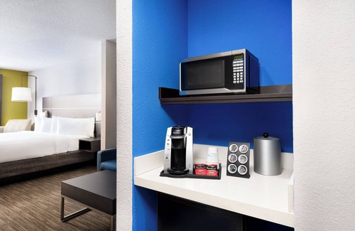 Forest Oaks Hotel | Holiday Inn Express & Suites Spring Hill by IHG