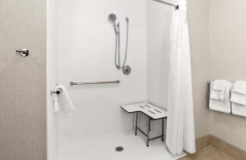 Fairfield Hotel | Holiday Inn Express & Suites - Suisun City by IHG
