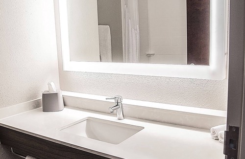 Alexandria Hotel | Holiday Inn Express & Suites Alexandria, an IHG Hotel