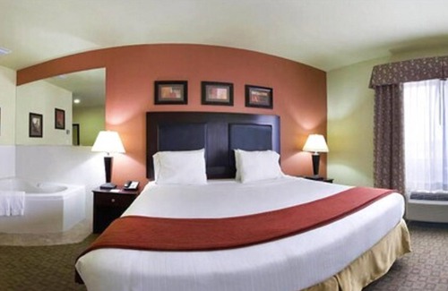 Alexandria Hotel | Holiday Inn Express & Suites Alexandria, an IHG Hotel