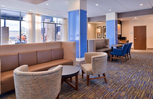 East Bloomington Hotel | Holiday Inn Express & Suites Mall of America - MSP Airport by IHG
