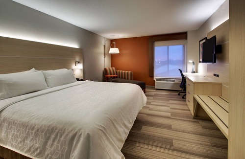 Cedar Rapids - Iowa City Hotel | Holiday Inn Express & Suites - Interstate 380 at 33rd Avenue by IHG