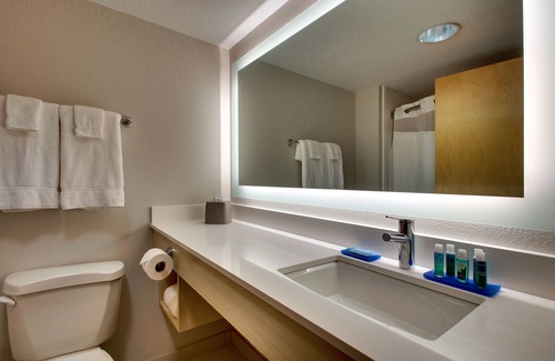 Cedar Rapids - Iowa City Hotel | Holiday Inn Express & Suites - Interstate 380 at 33rd Avenue by IHG