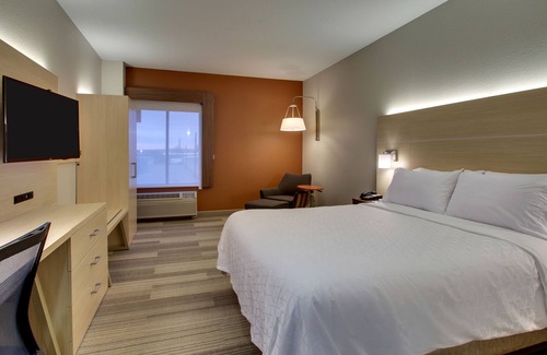 Cedar Rapids - Iowa City Hotel | Holiday Inn Express & Suites - Interstate 380 at 33rd Avenue by IHG