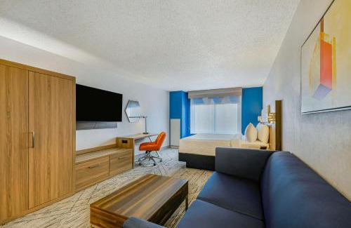 Cheektowaga Hotel | Holiday Inn Express & Suites Buffalo Airport by IHG