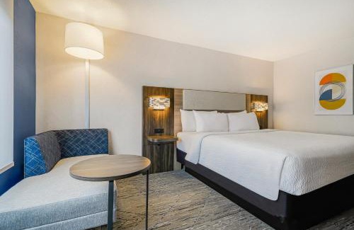 Cheektowaga Hotel | Holiday Inn Express & Suites Buffalo Airport by IHG