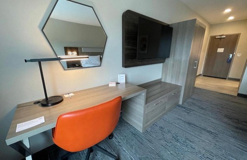 Fort Smith Hotel | Holiday Inn Express & Suites - Ft. Smith - Airport by IHG